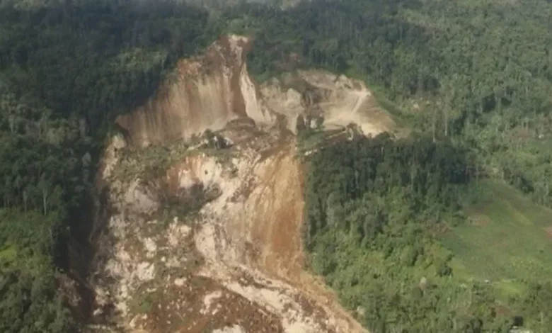 "Deadly landslide devastates papua new Guinea"