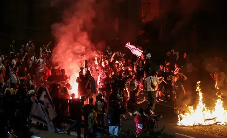 Tens of thousands protest for a hostage agreement amid ongoing discussions for a Gaza ceasefire in the Israel-Gaza conflict.