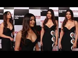 Watch video as gorgeous Akanksha Puri bares her cleavage in a deep neckline blouse in her boldest look to date.
