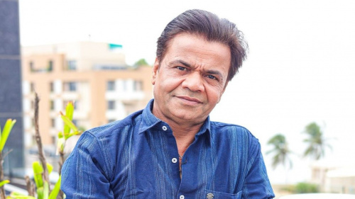 Rajpal Yadav snatches journalist's phone over Diwali question