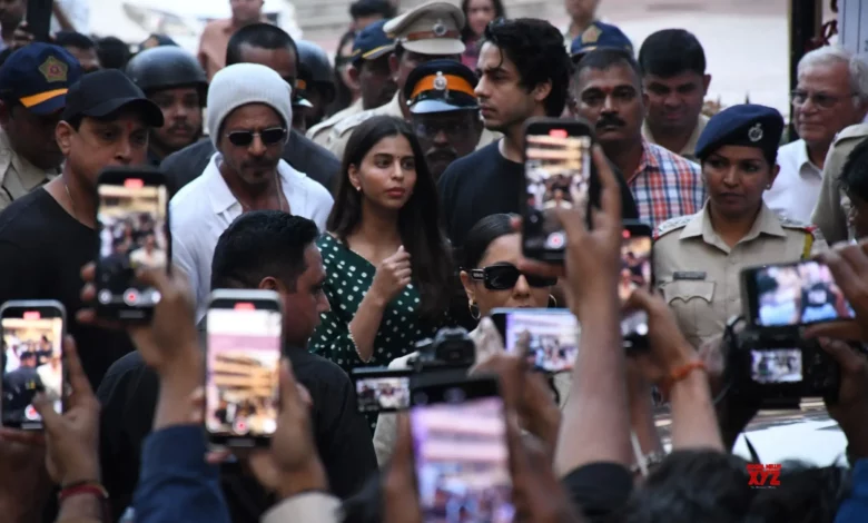 Shah Rukh Khan votes in Maharashtra elections with family