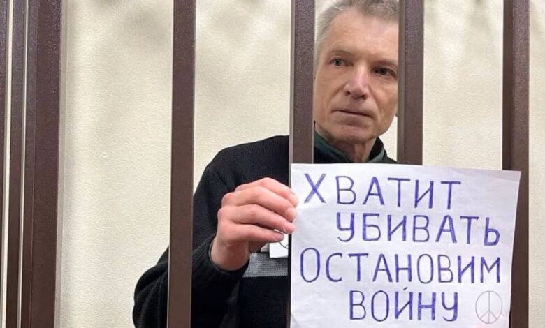 Jailed Russian politician stages courtroom anti-war protest amid new charges