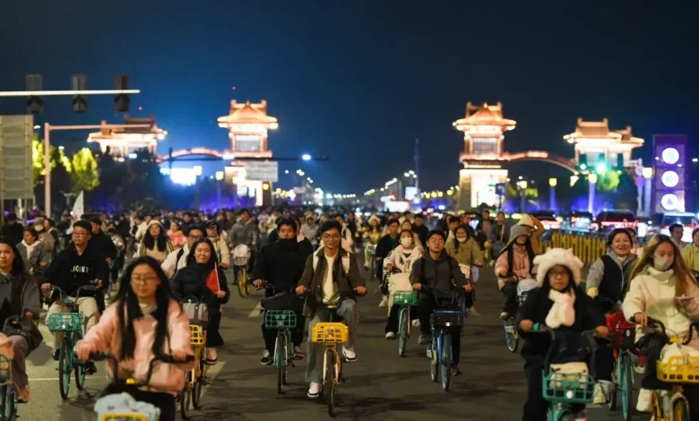 Night cycling craze overwhelms Kaifeng amid soup dumpling trend