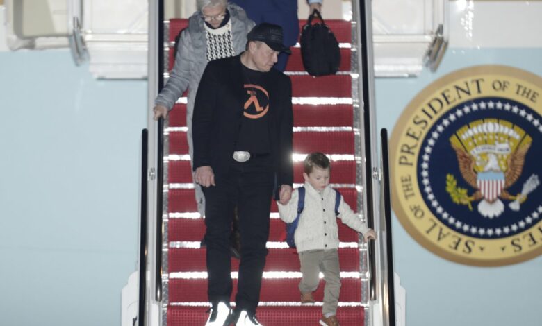 Elon Musk's family criticized for Air Force One use