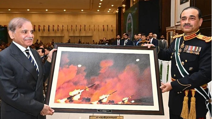 Pak PM gifts Chinese drill photo to army chief, sparks laughter